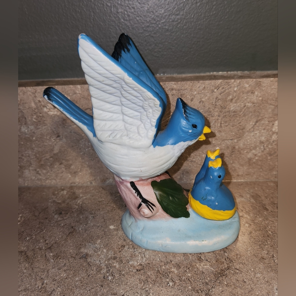 Vintage Unmarked Bluebird With Babies‎ Figurine